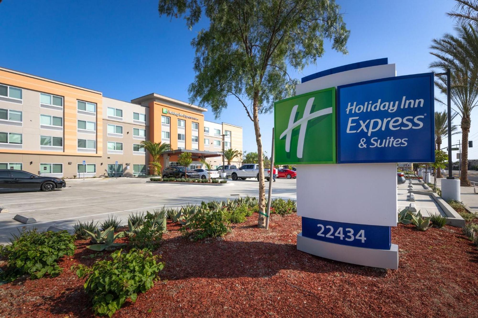 Holiday Inn Express & Suites - Hawaiian Gardens By Ihg Exterior photo