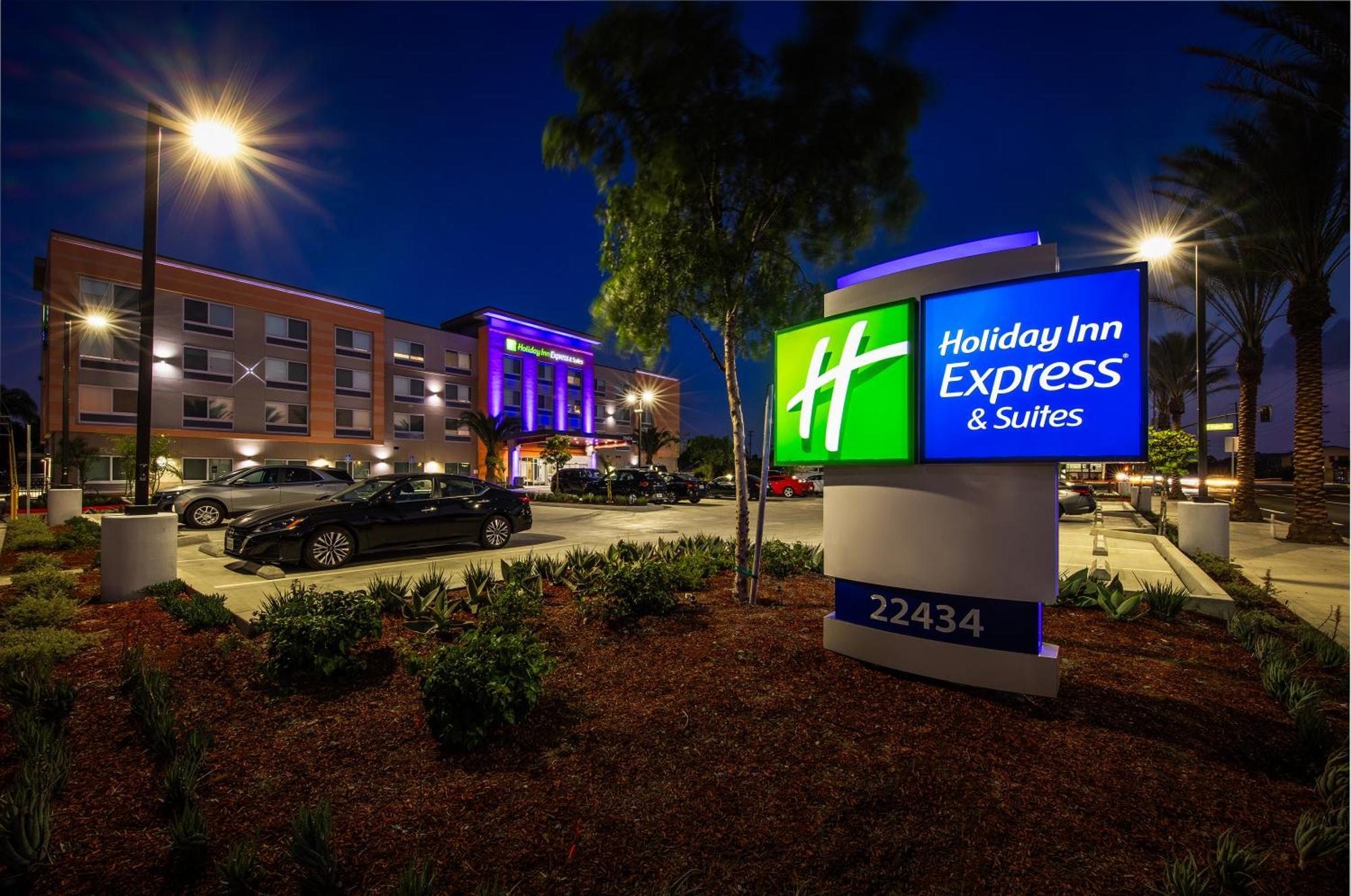 Holiday Inn Express & Suites - Hawaiian Gardens By Ihg Exterior photo