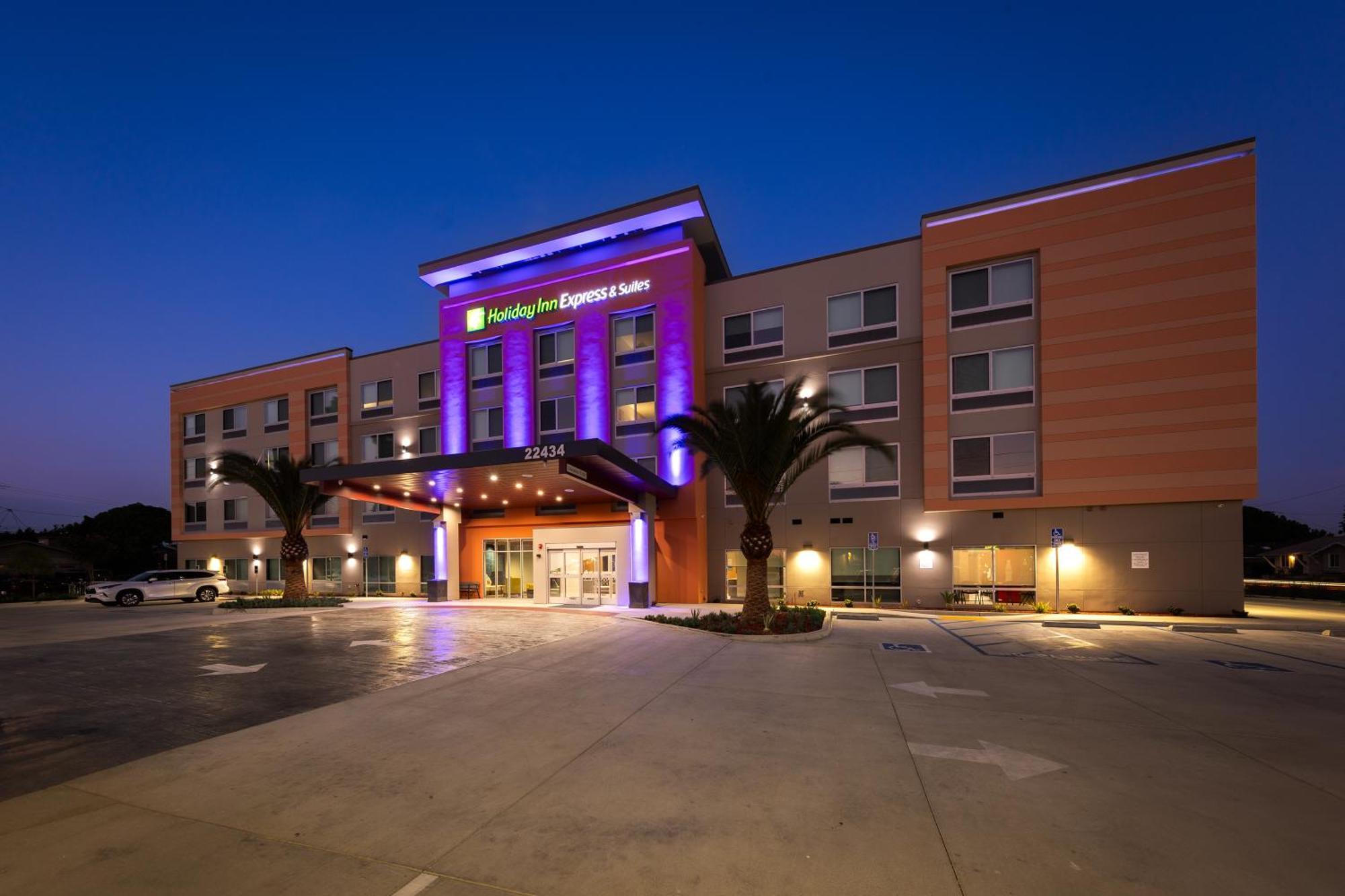 Holiday Inn Express & Suites - Hawaiian Gardens By Ihg Exterior photo