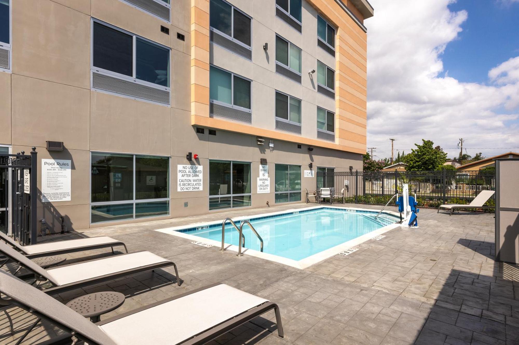 Holiday Inn Express & Suites - Hawaiian Gardens By Ihg Exterior photo