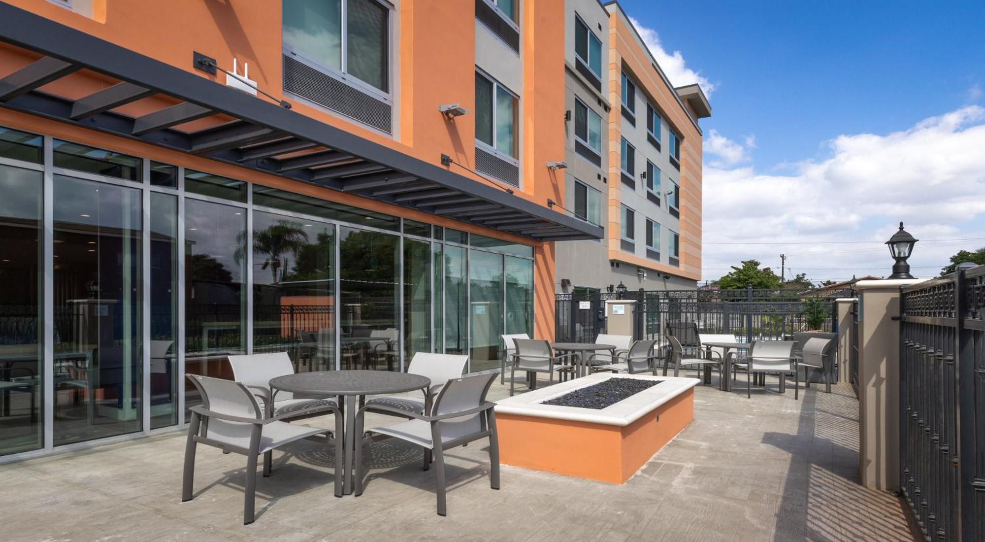 Holiday Inn Express & Suites - Hawaiian Gardens By Ihg Exterior photo