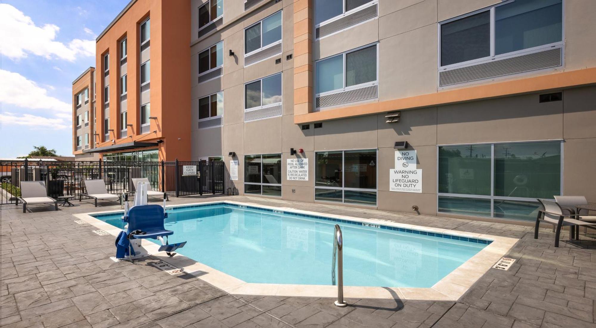 Holiday Inn Express & Suites - Hawaiian Gardens By Ihg Exterior photo